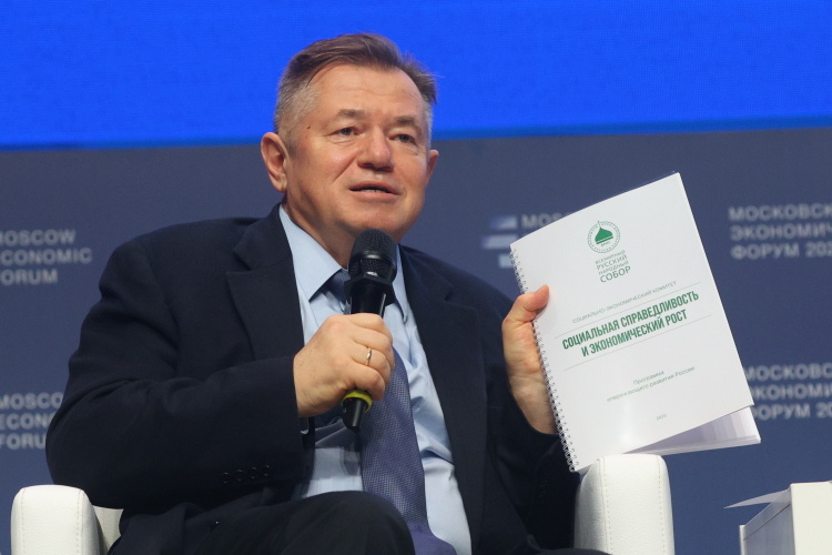    Сергей Глазьев: «У нас цены формируются на Западе, у нас банки исполняют западные санкции, у нас контрактное право, так сказать, пришло оттуда, уставы часто переписываются на базе западных лекал».   
Фото: «БИЗНЕС Online»