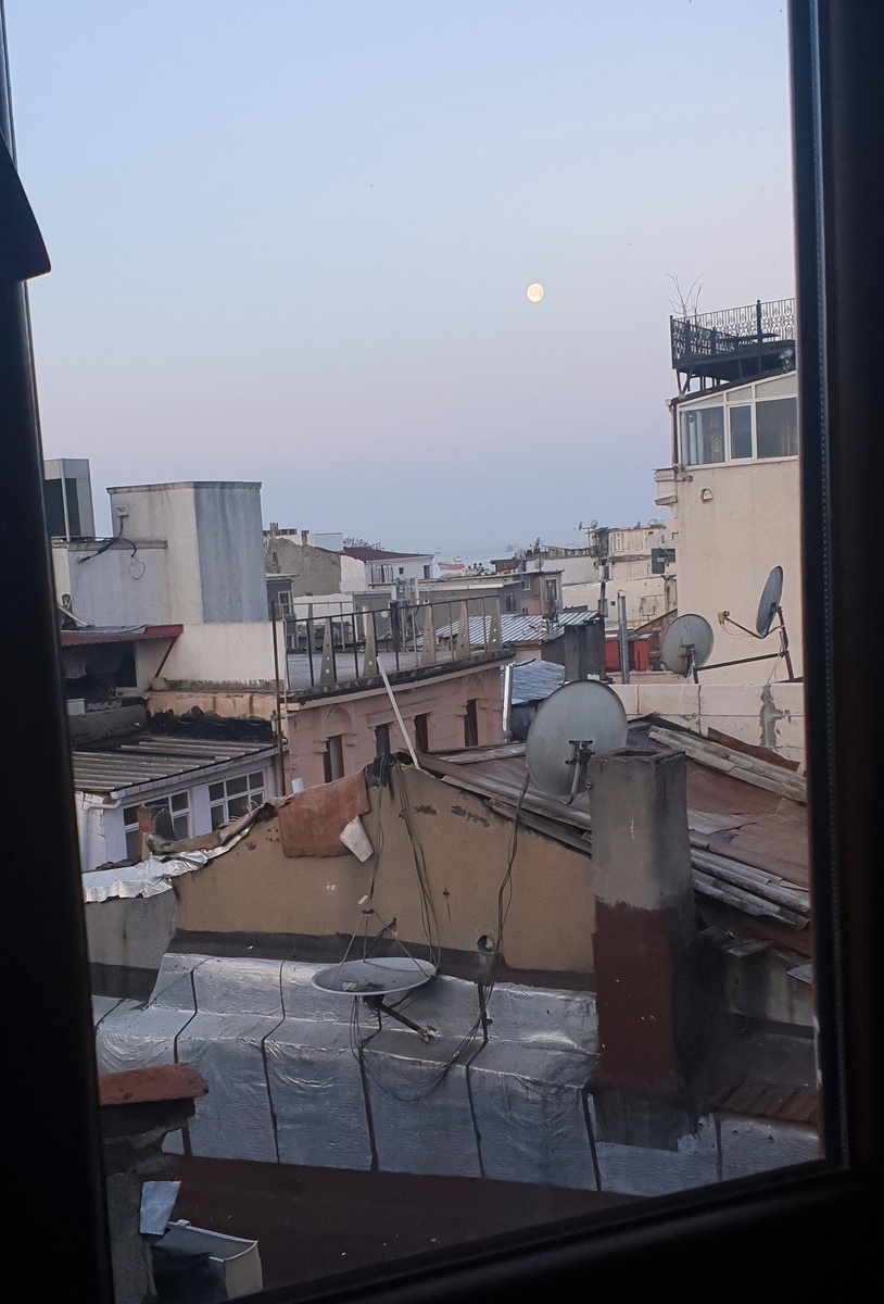 Вид из нашего окошка куда-то на Мраморное море. И это еще повезло! За такие бюджетные деньги вид скорее будет на стену соседнего дома на высоте тротуара, или на торговые улицы.