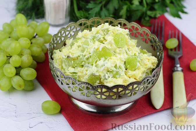 яйца, виноград, сыр плавленый, чеснок, майонез, соль