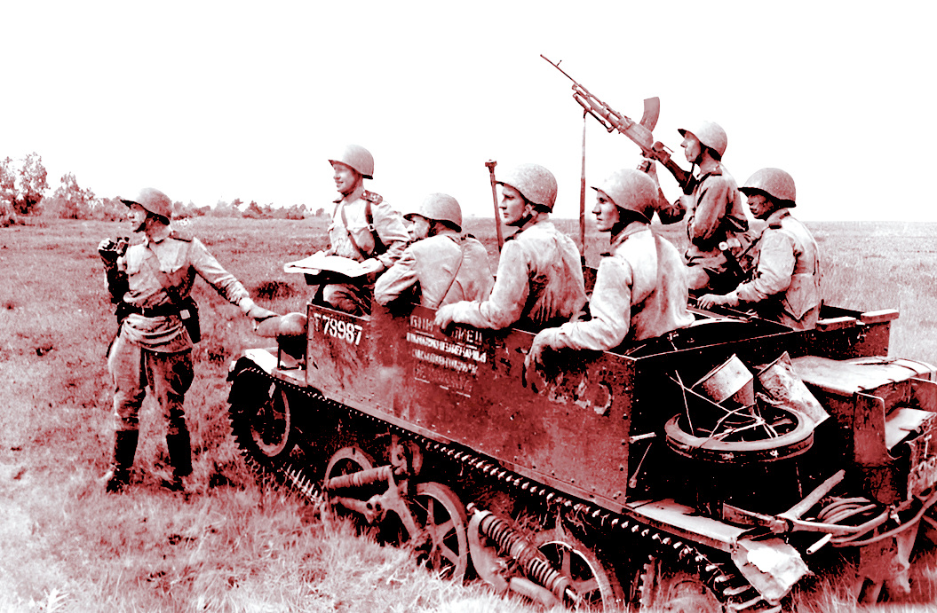 Наши разведчики на британском бронетранспортере Universal Carrier во время Курского сражения, 1943 г.