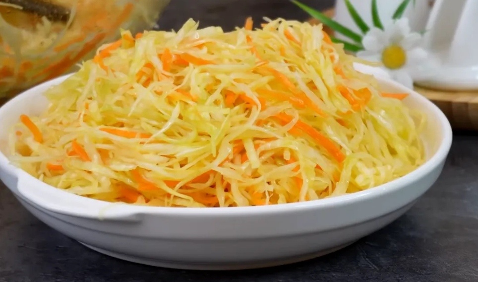 Удивила родных салатом из обыкновенной капусты: по вкусу как из советской столовой