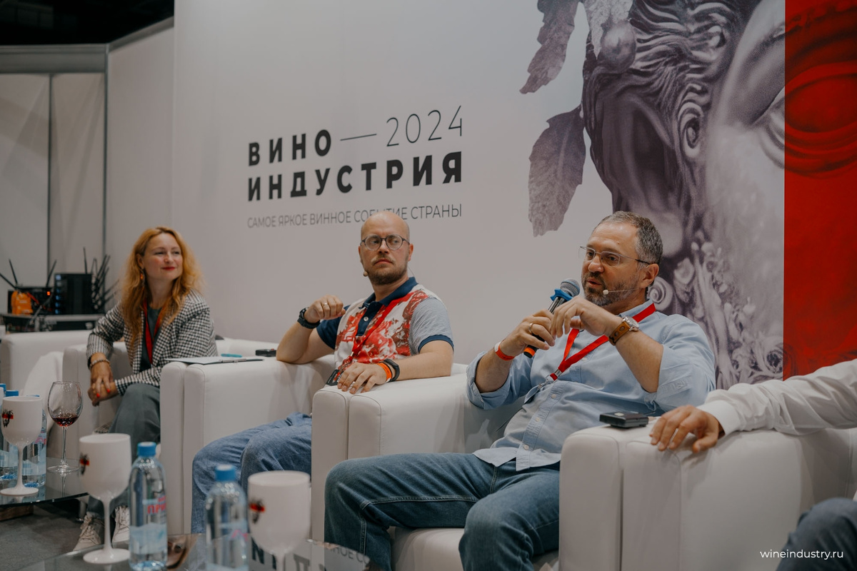 Книжная выставка дарите любимым ромашки. Выставки в библиотеке. Выставка в июле. Выставка в июле. Выставка ко дню семьи в библиотеке.