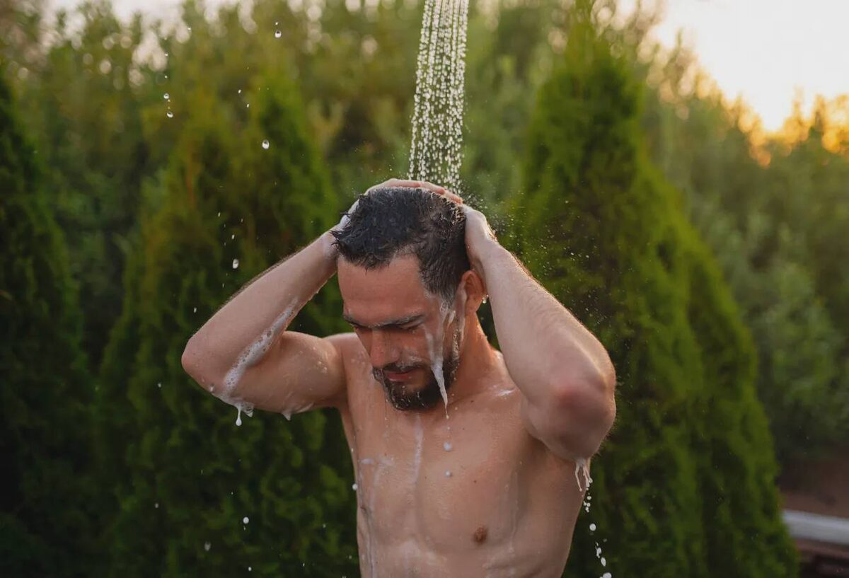     Мужчина принимает холодный душ © freepik.com