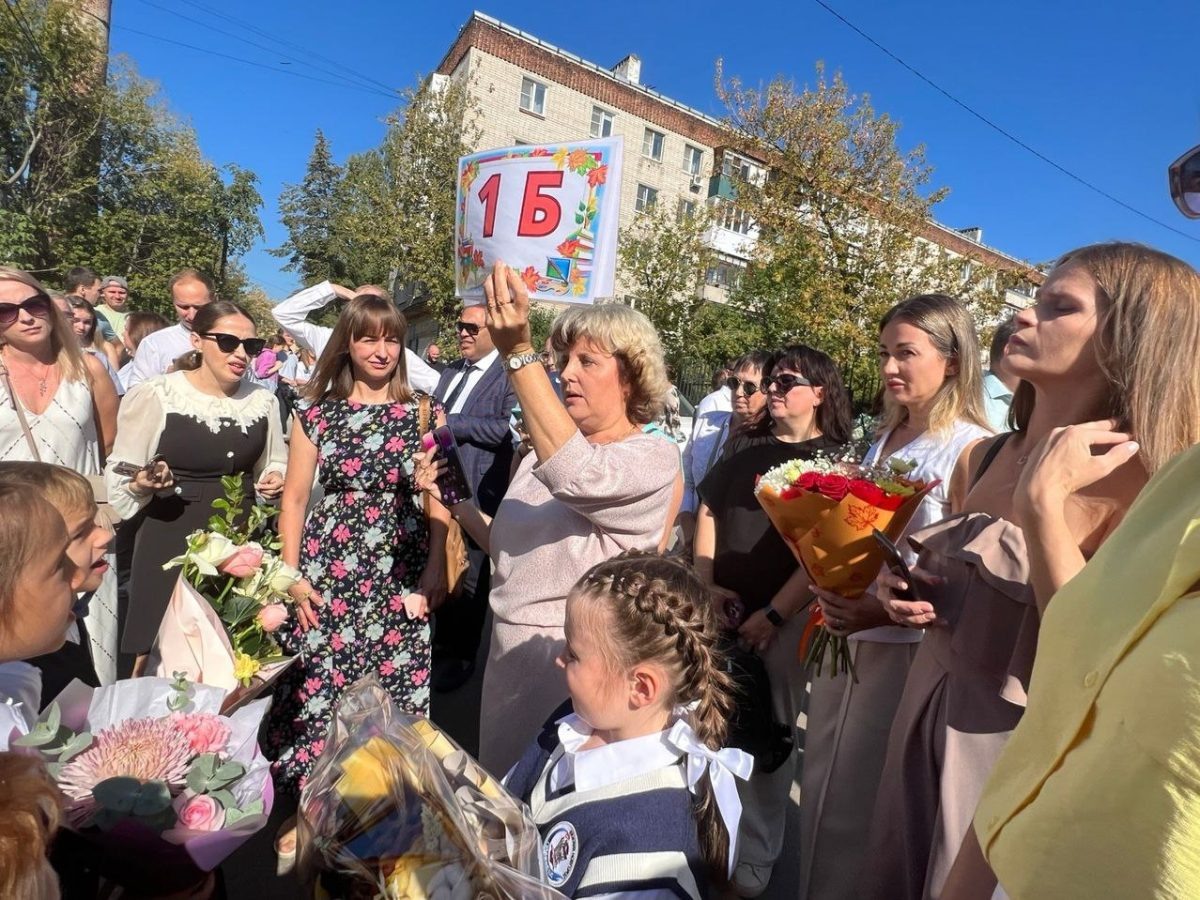    Школьные дворы заполнили учителя, учащиеся и их родители
