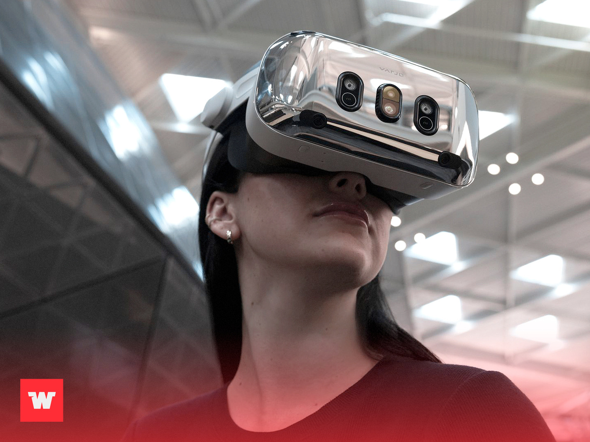 MR (Mixed Reality) — это технология смешанной реальности, когда виртуальные объекты (интерфейс, например) накладываются на реальную картинку, передаваемую гарнитурой через камеры.