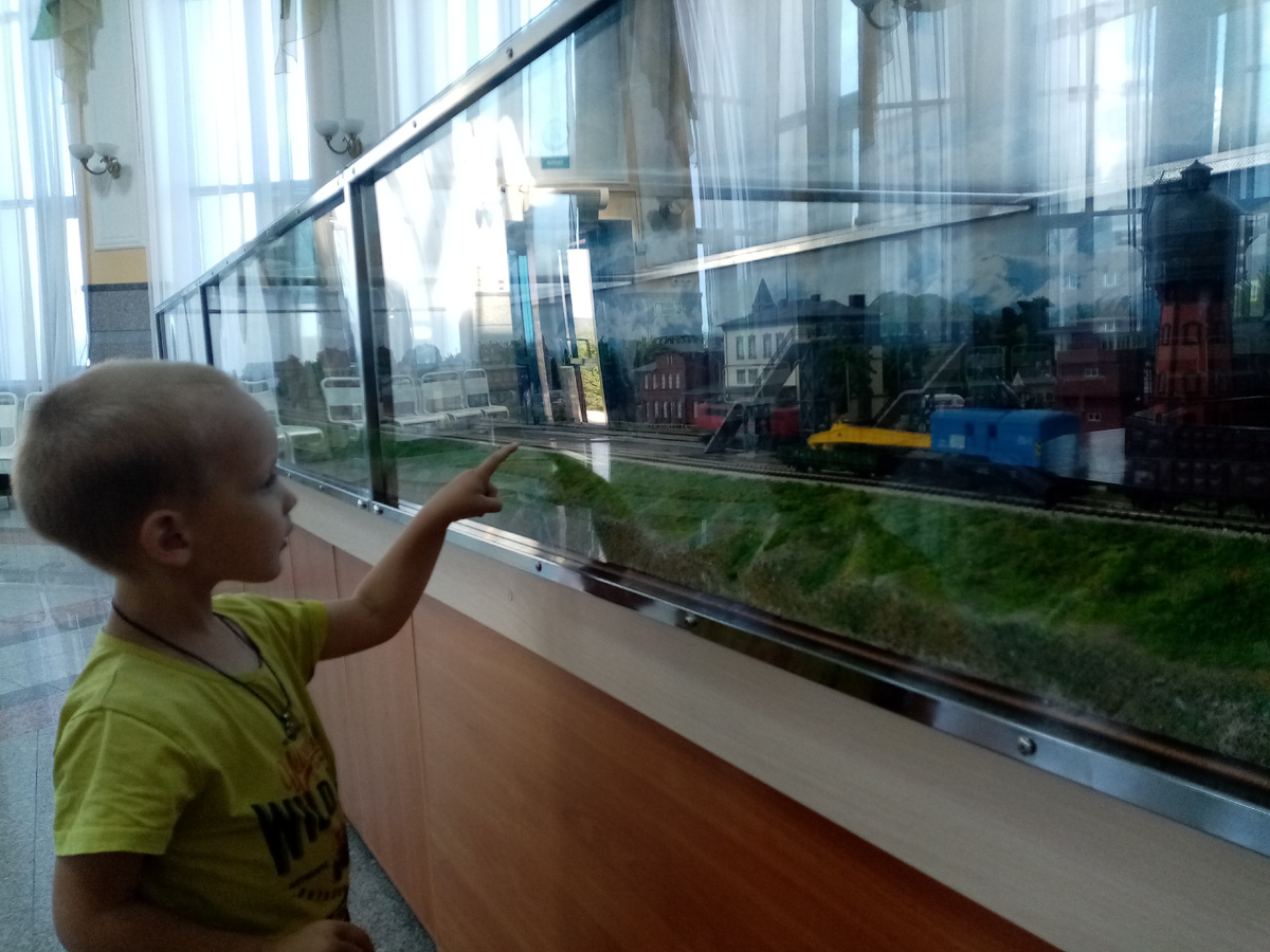 Детская железная дорога . Внутри вокзала