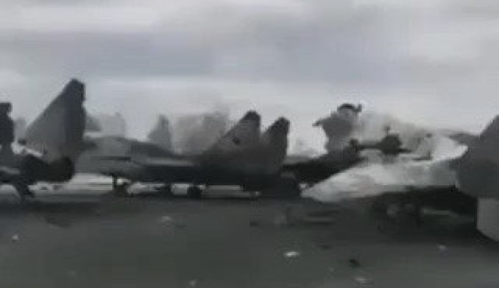Поврежденные украинские истребители МиГ-29 после российского удара