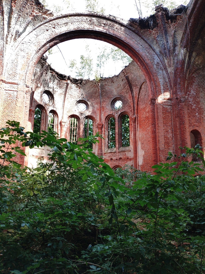 Есть что-то сказочное в руинах.