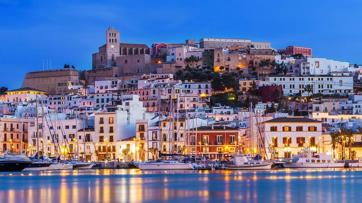Источник https://cdn.boatinternational.com/convert/bi_prd/bi/library_images/NJbv6hHdSCCNES9HL24n_Ibiza-Old-Town-ss.jpg/r%5Bwidth%5D=1920/NJbv6hHdSCCNES9HL24n_Ibiza-Old-Town-ss.jpg