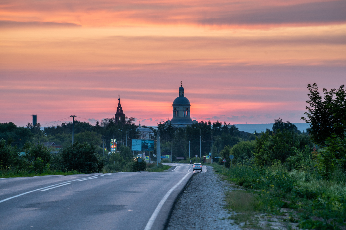 загородные дороги прекрасны. Это Епифань Тульской области. Слева можно разглядеть АЗС