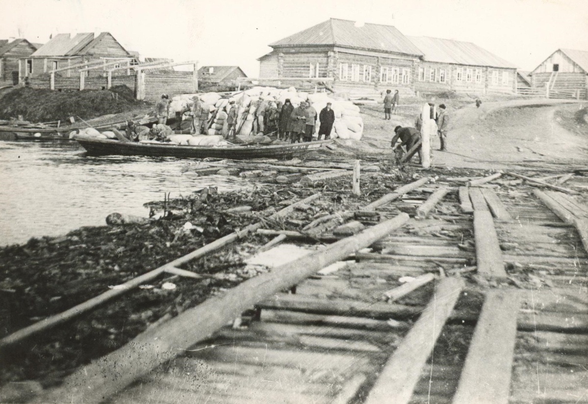 Мост к берегу Чулыма к складам РПС. Был разрушен. Возили грузы на лодках. Май 1935 г.
Автор фото Рыжаков А.М.