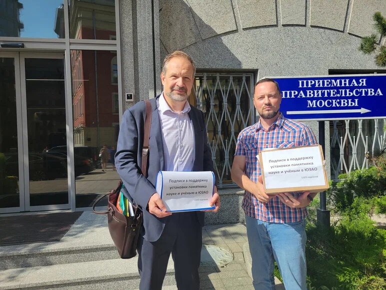 Анатолий Петрукович лично принес подписи в мэрию