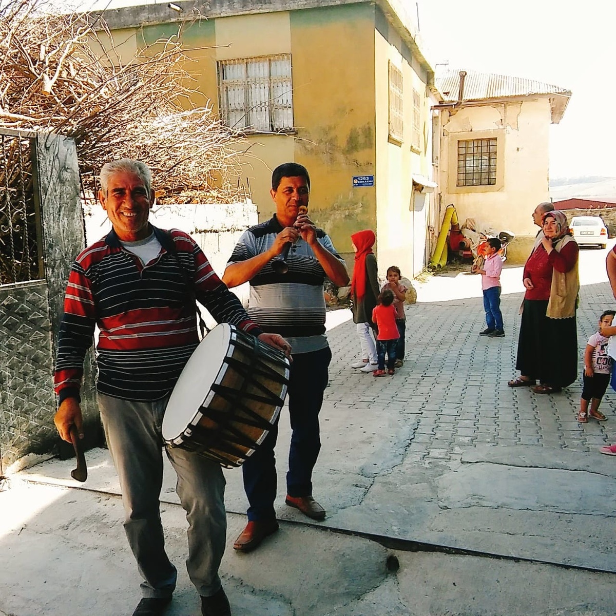 Музыканты приглашают в дом, где проходит нишан (помолвка) или свадьба