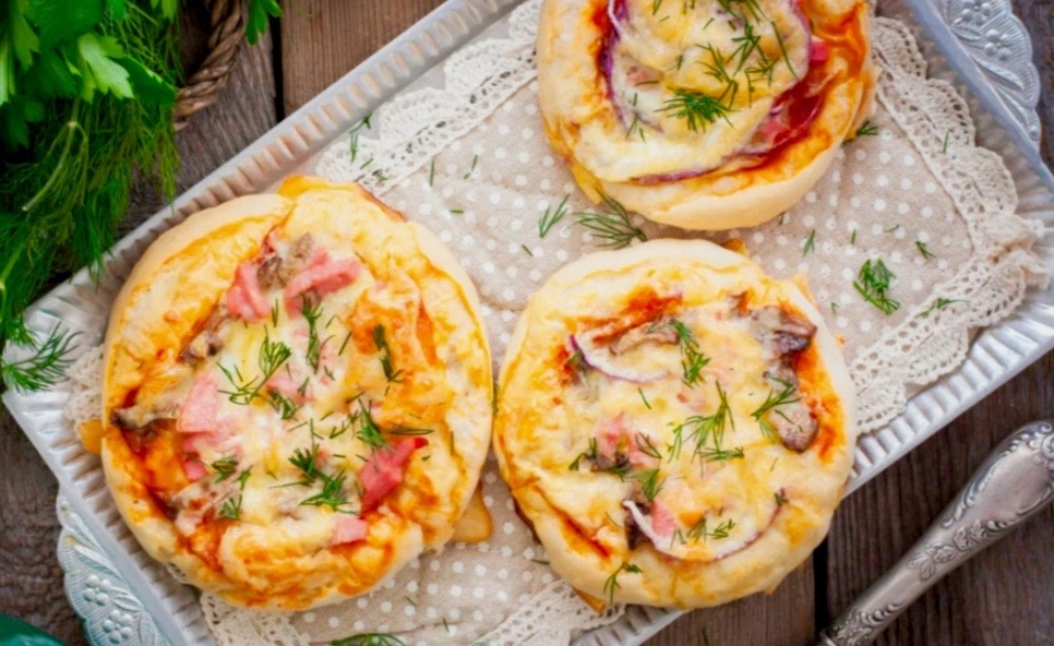 Школьная пицца с вареной колбасой и маринованными огурчиками.