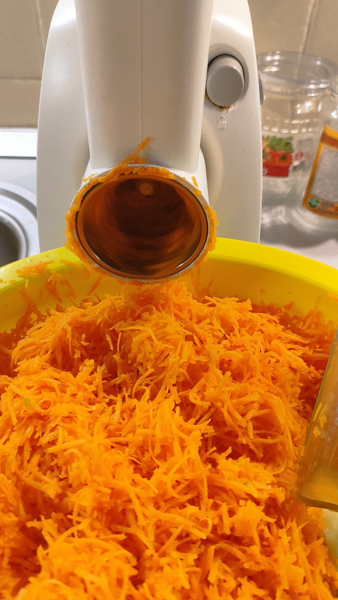 Натереть морковь