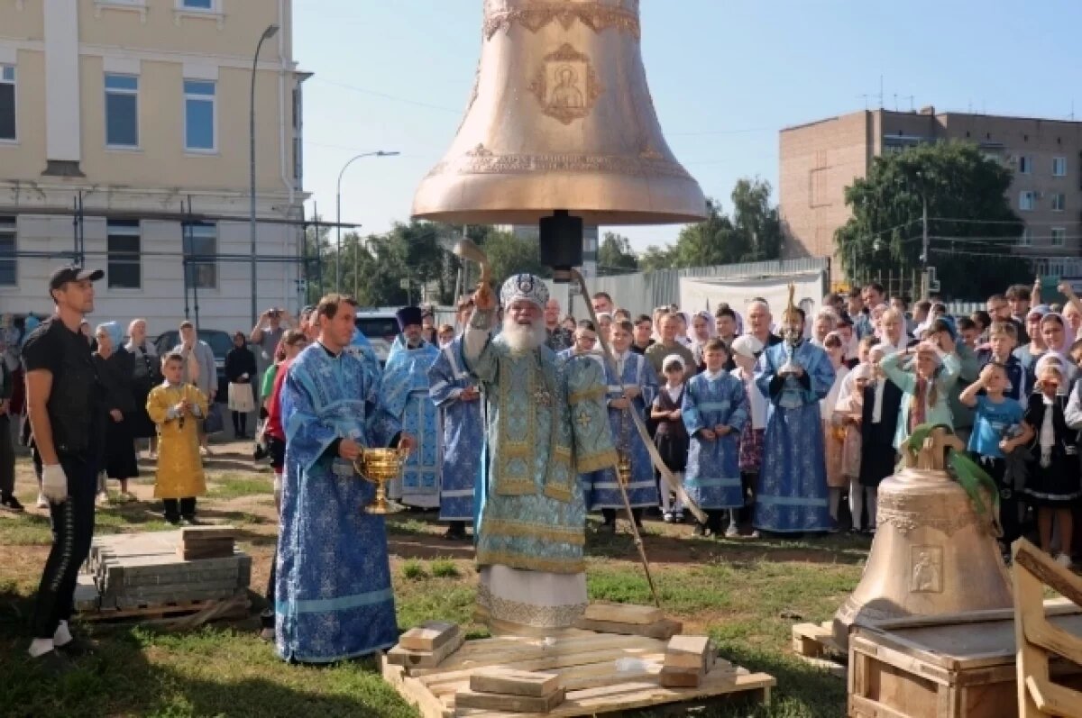    В Бузулуке подняли главные колокола на Свято-Троицкий кафедральный собор