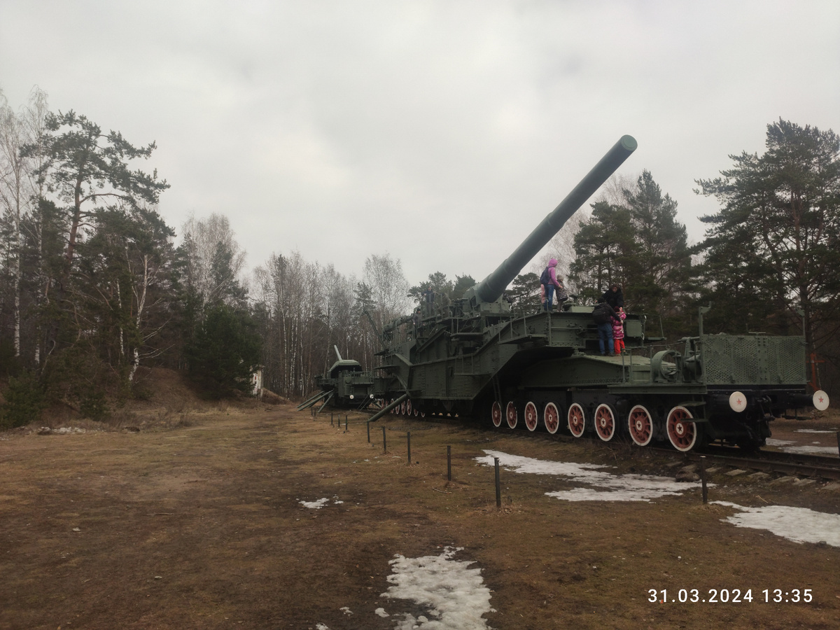 одно из 305 мм орудий на ж/д платформе