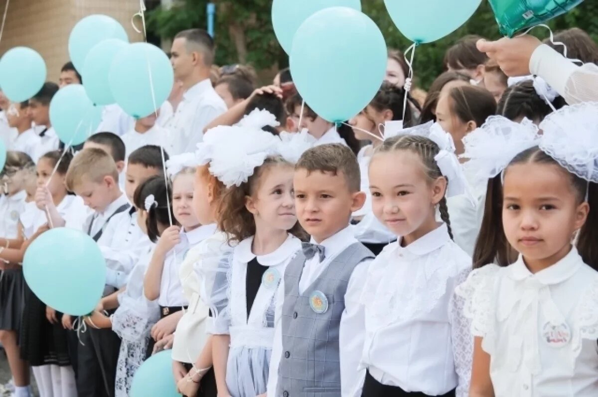    Как астраханские школьники отметили День Знаний: кадры с линеек