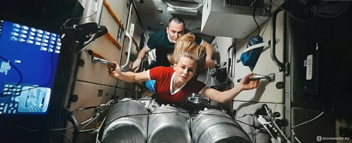 Не нашла ответ и на вопрос, почему на шее космонавтов цепочки? Не опасно?