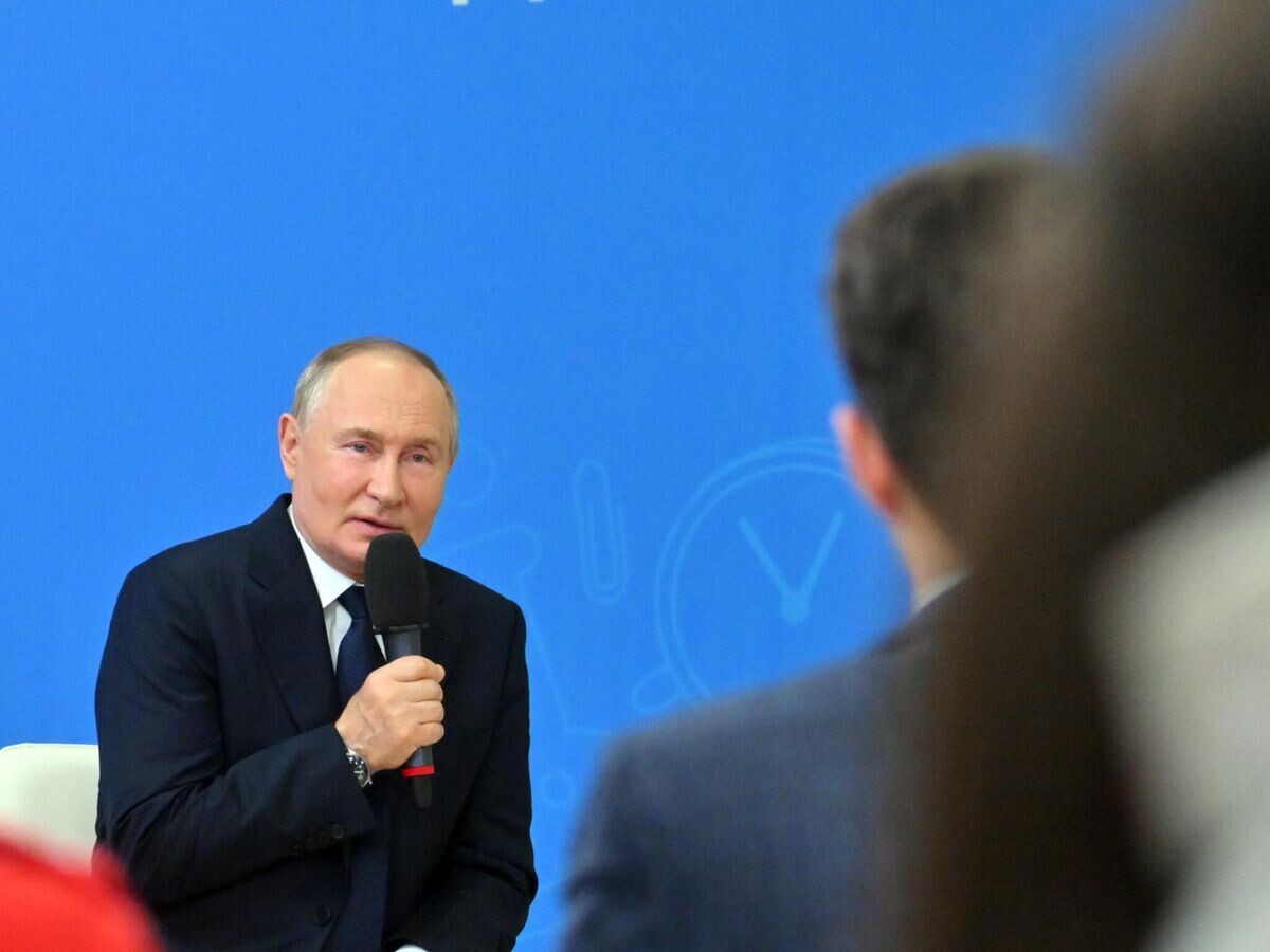    Президент России Владимир Путин проводит открытый урок "Разговоры о важном" во время посещения средней общеобразовательной школы No 20 им. Героев Отечества города Кызыла© РИА Новости / Кристина Кормилицына