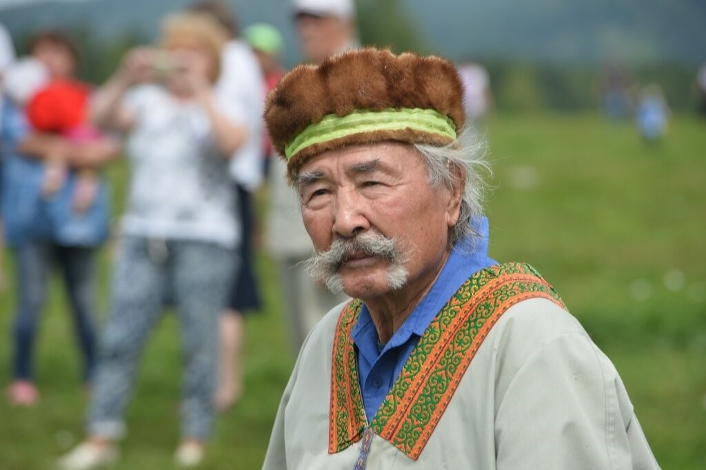 Это одежда коренных народов Алтая. Я же пишу об этой местности, а доктор - именно из местных.