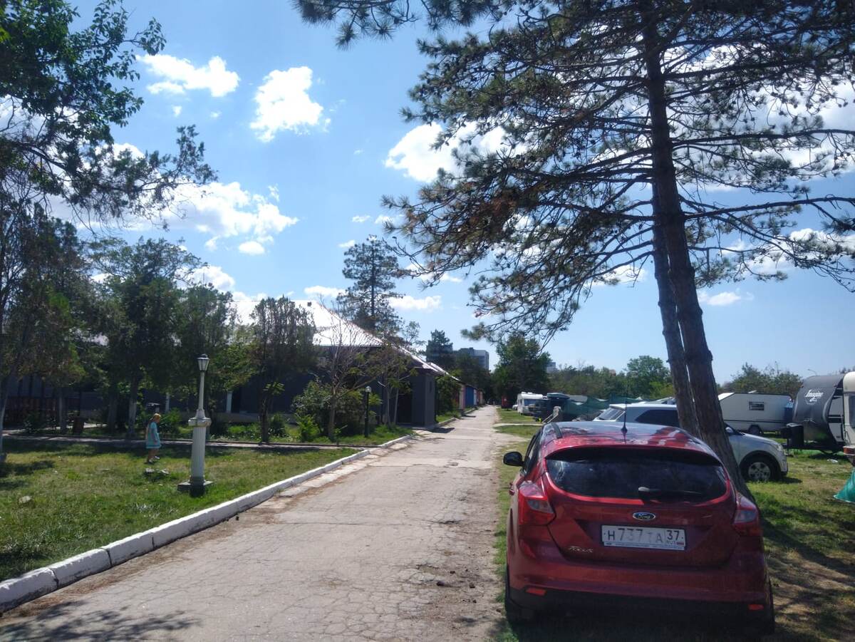 здесь проходит граница коттеджей и кемпинговой поляны