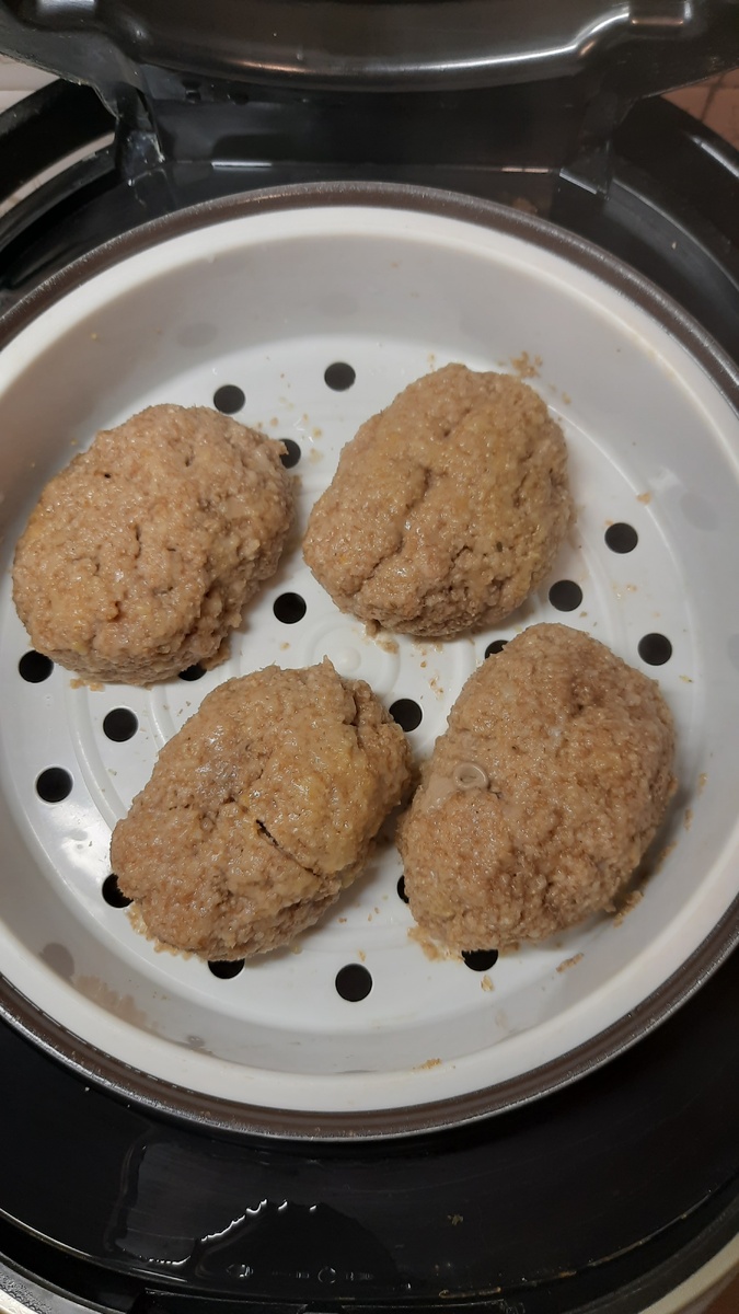 Паровые котлеты готовлю в мультиварке. Очень даже вкусные получаются.