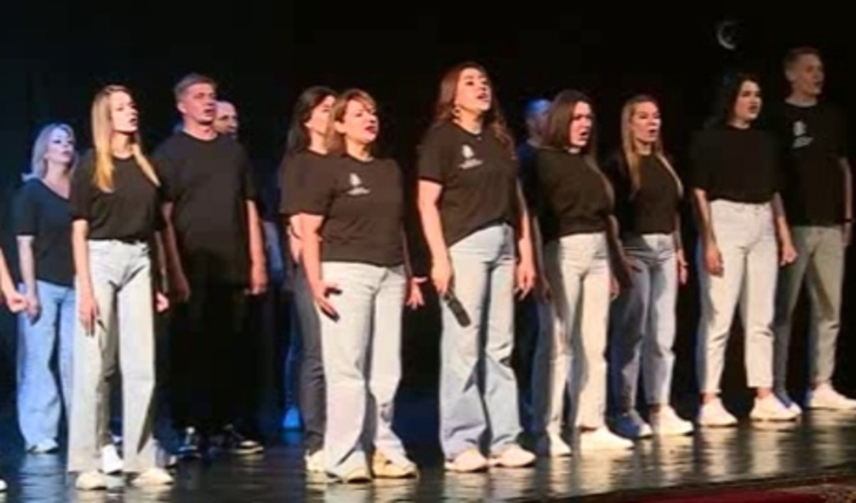    Курские вокалисты и работники культуры из приграничья вместе исполнили песню «На передовой»