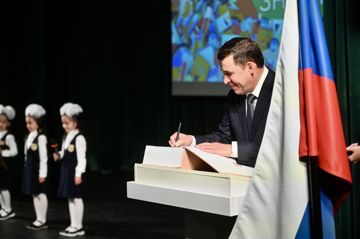 Евгений Куйвашев стал первым почетным гостем лицея.  Фото: Фото предоставлено департаментом информполитики Свердловской области