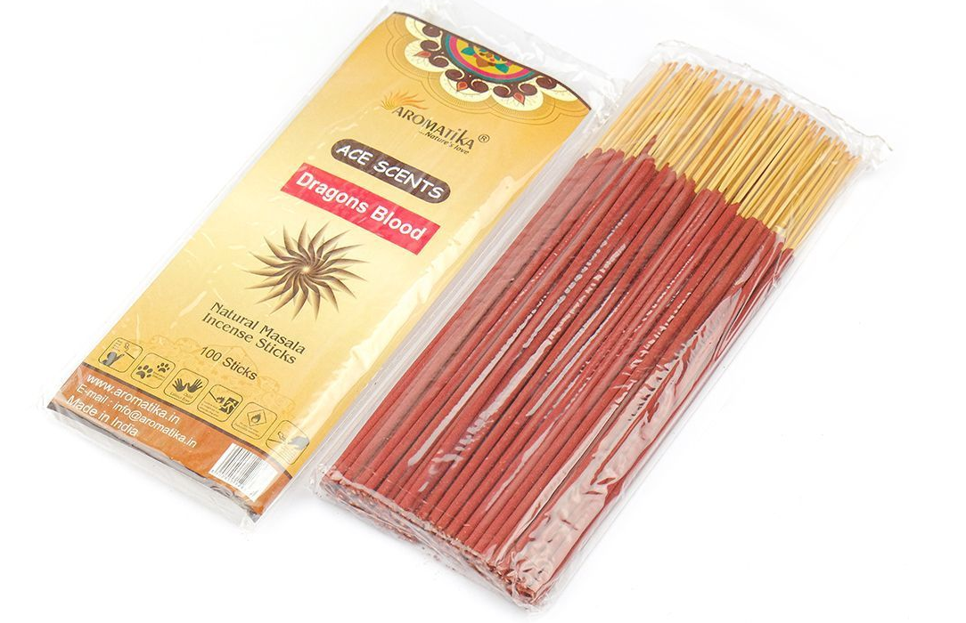 Благовония Кровь Дракона в виде палочек. Фото: gangotri.ru