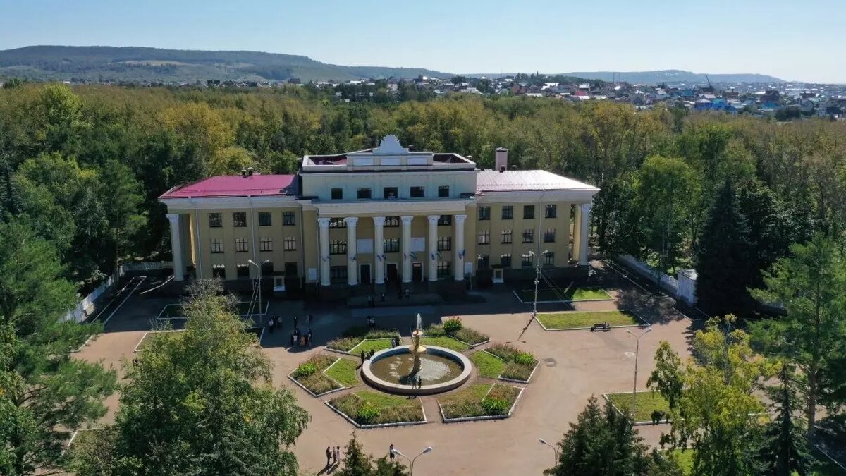     Источник: Радий Хабиров