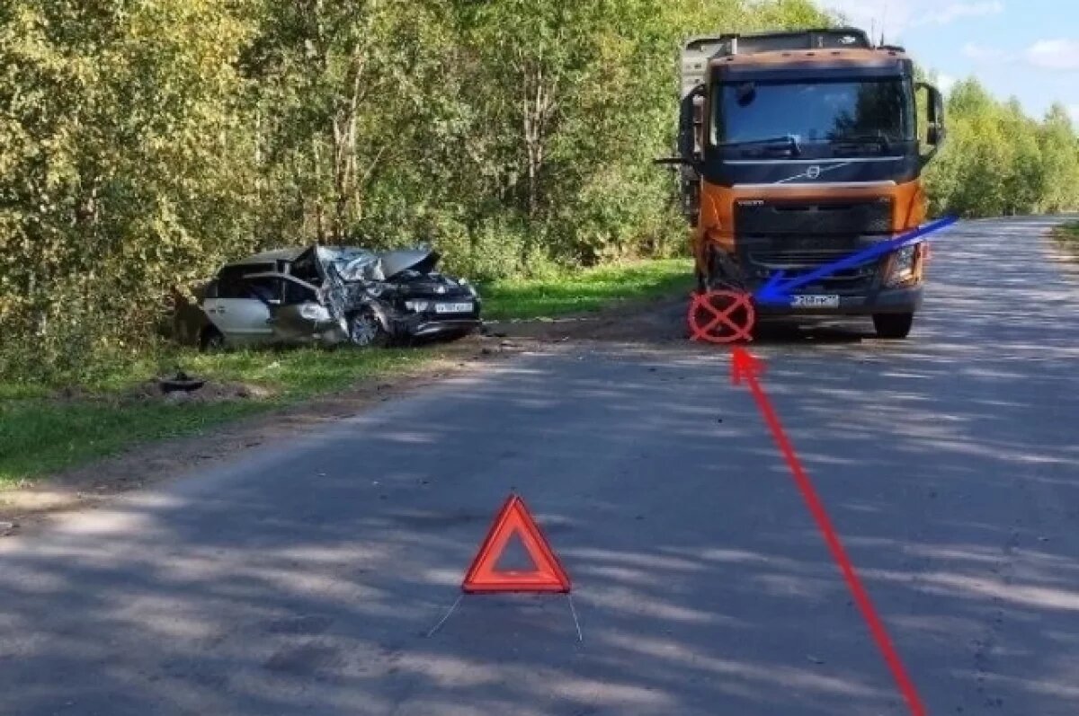    Легковую машину от столкновения сильно смяло.