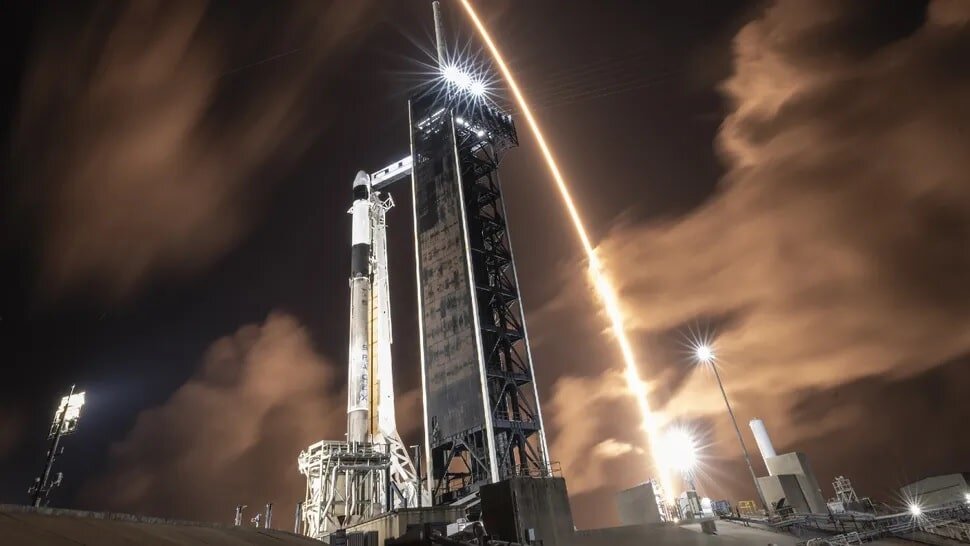    Ракета Falocn 9 с 21 спутником Starlink на борту стартует из Флориды 31 августа 2024 года / © SpaceX