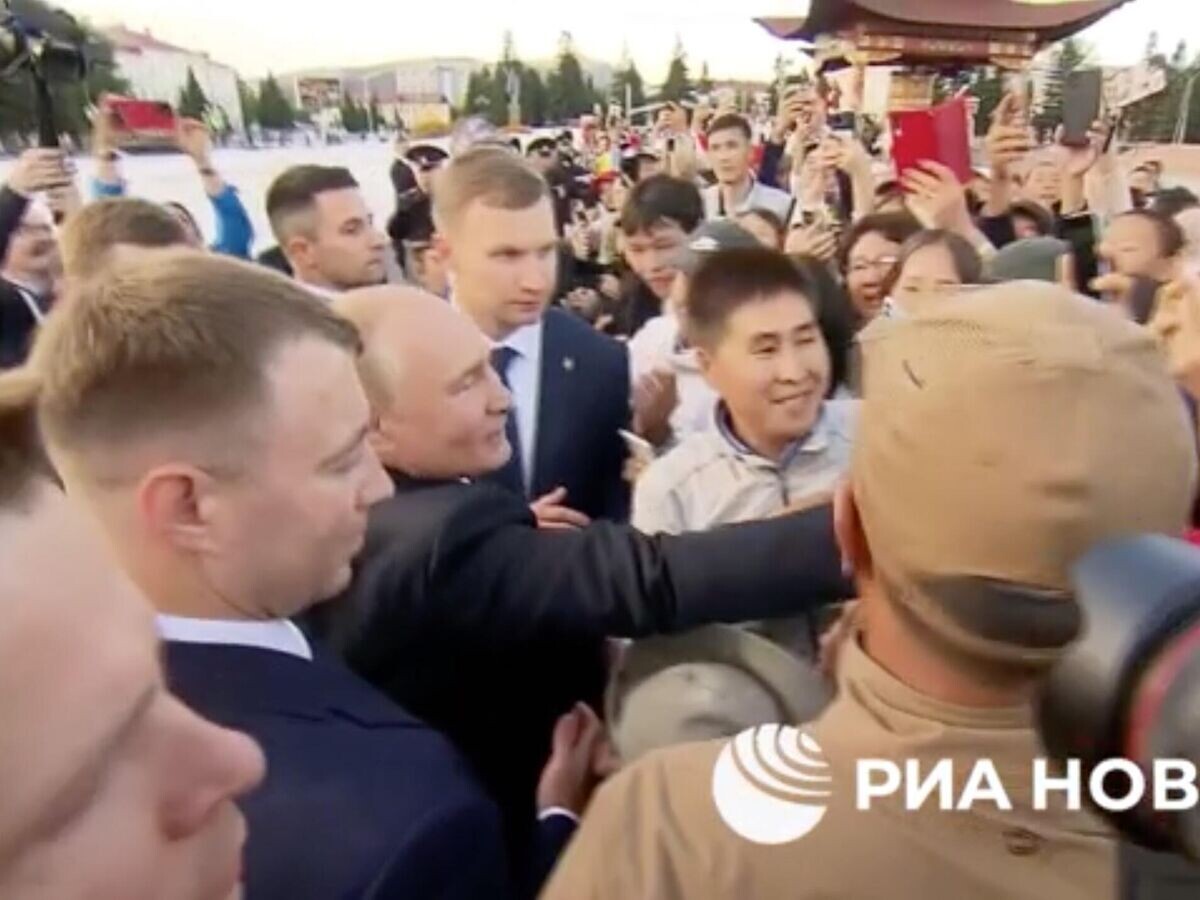    Президент России Владимир Путин во время встречи с жителями Кызыла. Кадр видео© РИА Новости