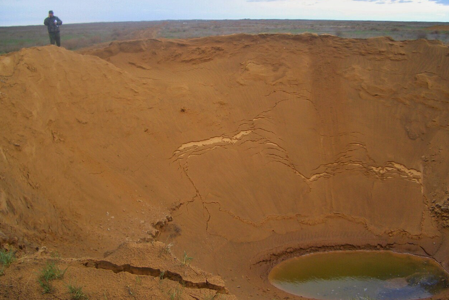 Воронка на полигоне после испытания ФАБ-3000. Фото НПО "Базальт