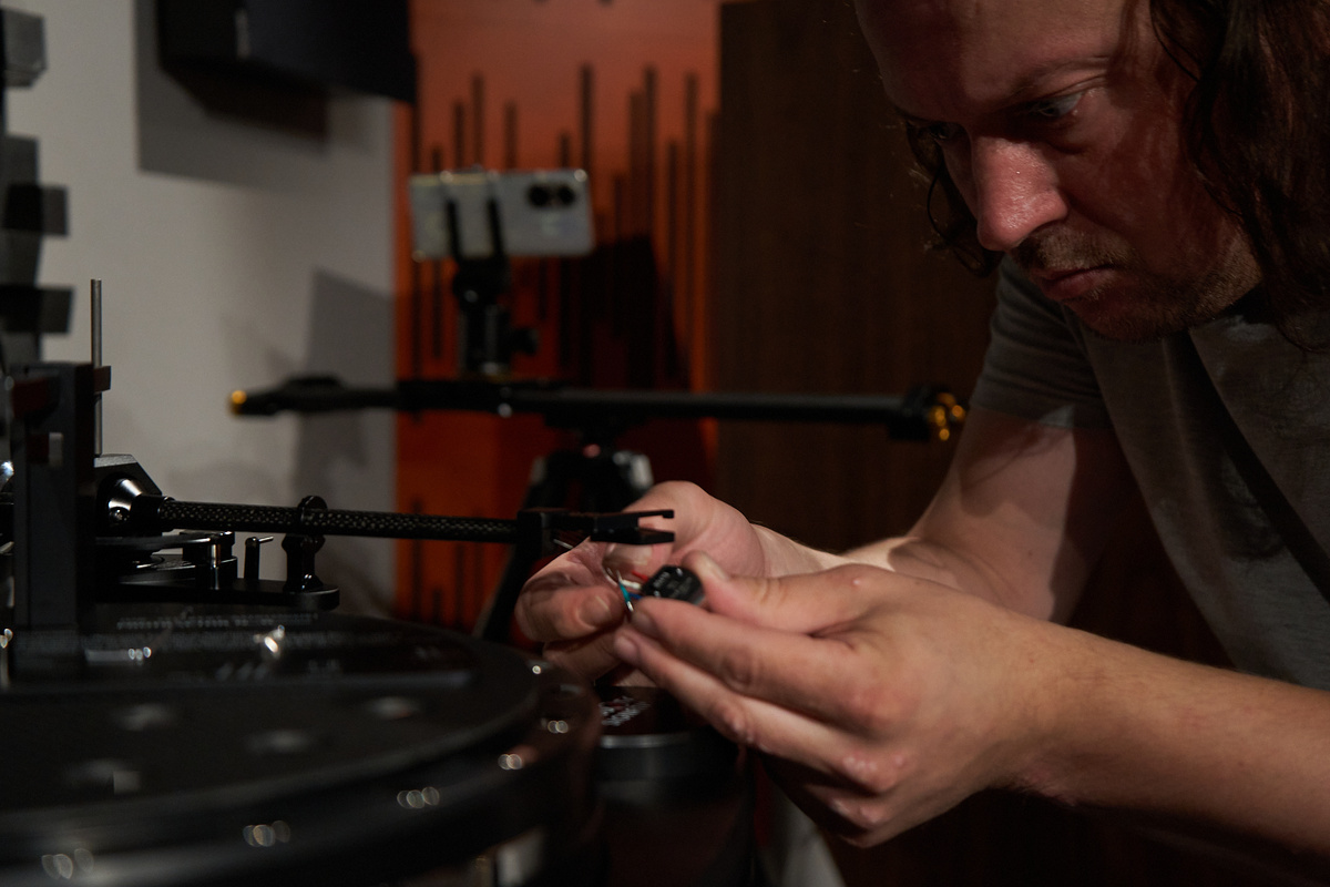 редактор Stereo.ru настраивает проигрыватель Acoustic Signature Ascona NEO
