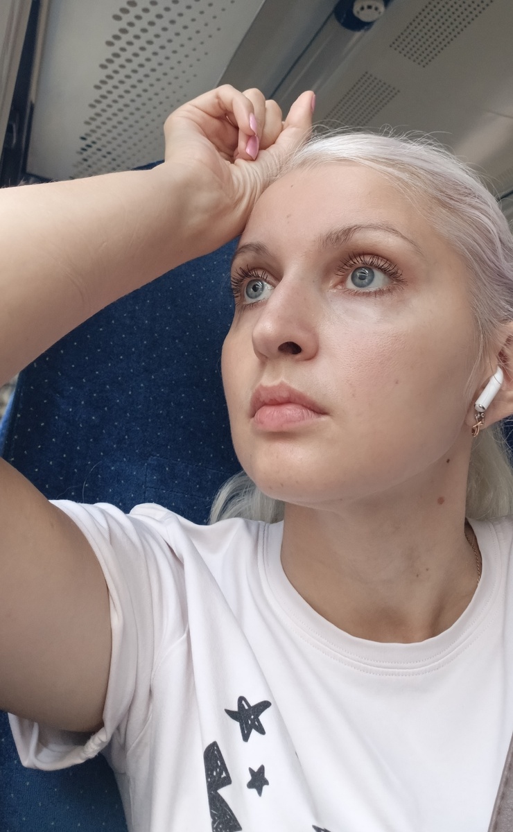 Уставшая после 6-ой смены подряд в августе автор едет домой в электричке 