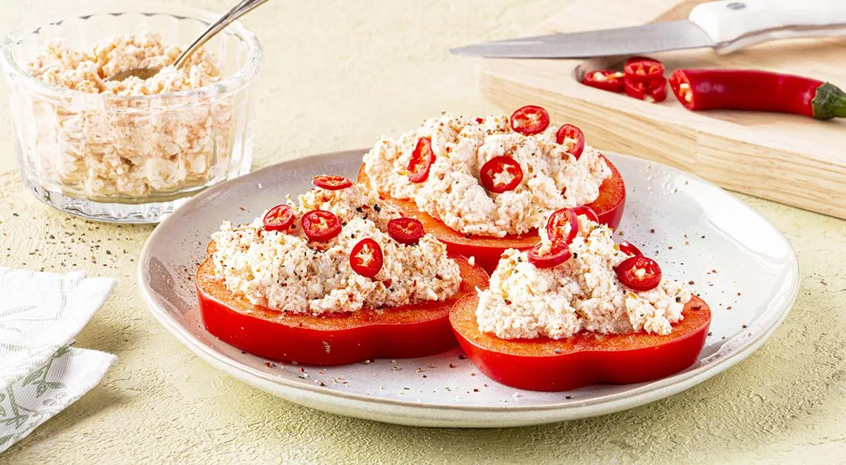 Болгарский перец, фаршированный творогом и чесноком