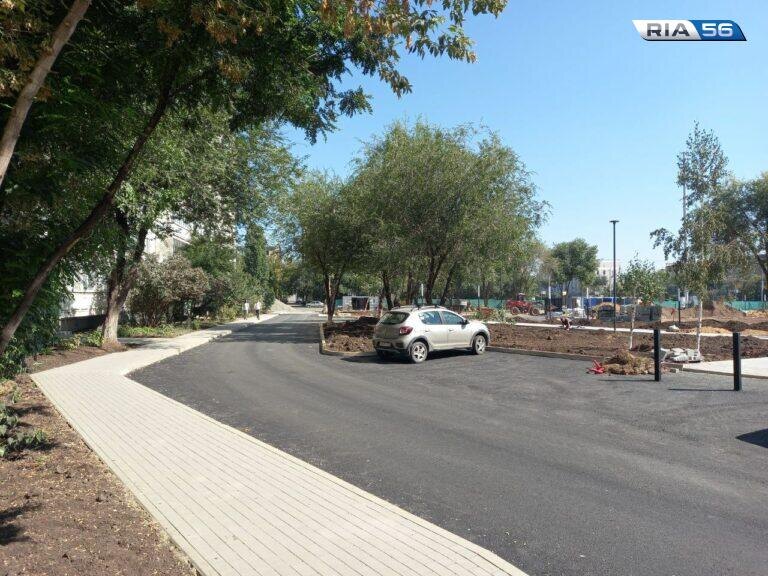    Асфальт и плитка. У «Китайской стены» в Оренбурге ко Дню знаний благоустроили часть двора   Белов Михаил Александрович