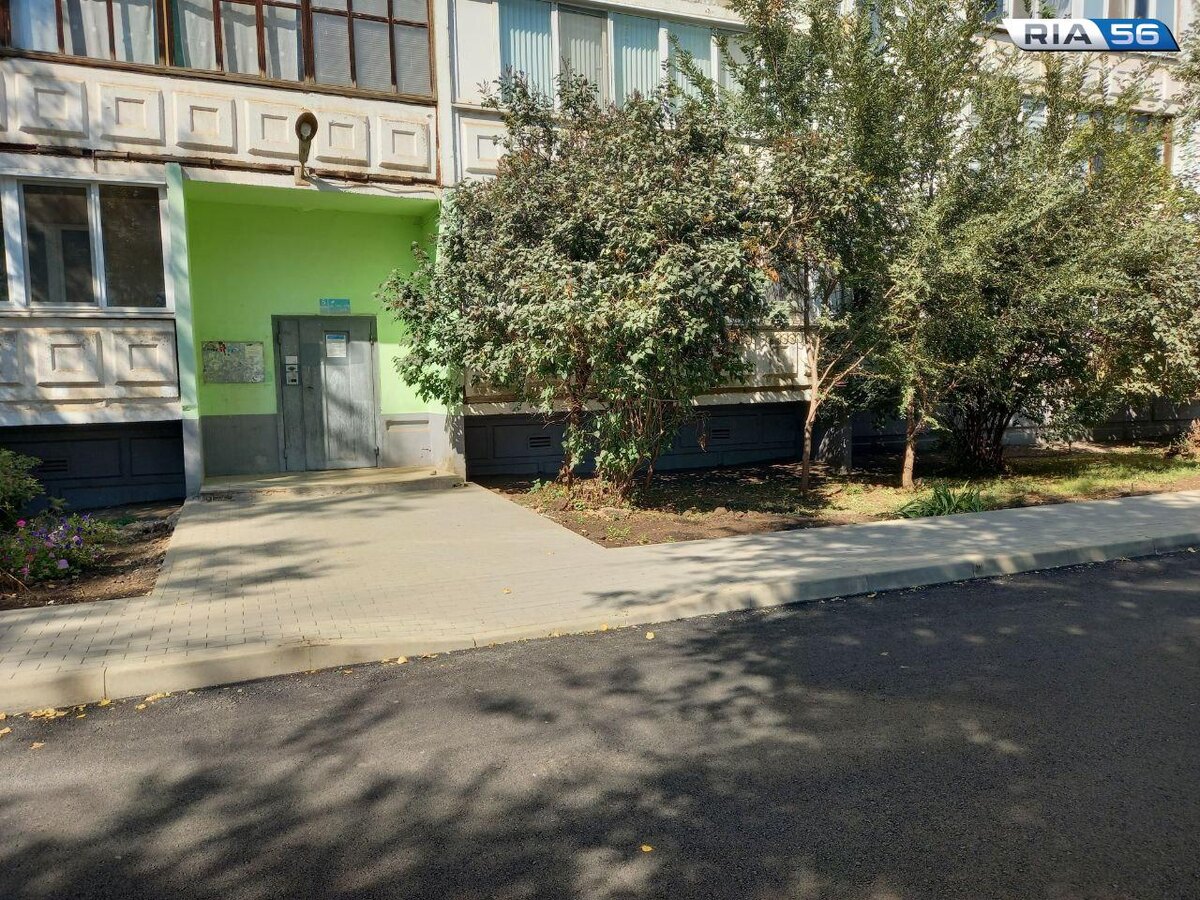  📷    Асфальт и плитка. У «Китайской стены» в Оренбурге ко Дню знаний благоустроили часть двора   Белов Михаил Александрович