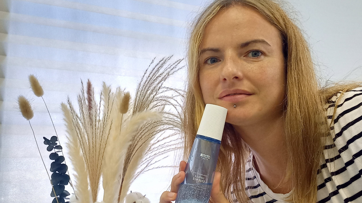 У меня в руках эссенция из набора Гидрасияние. Супер увлажнение!