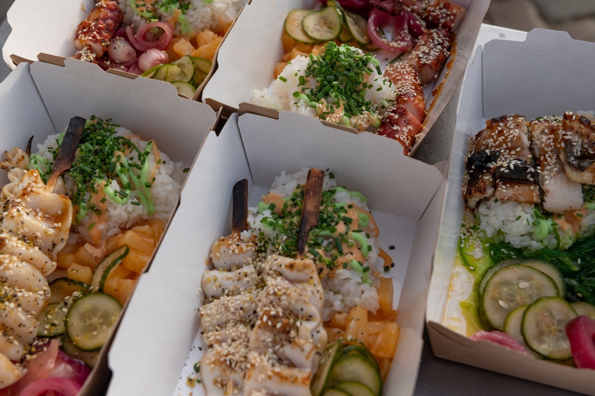 В прошлом году было много изысков: дальневосточные деликатесы, традиционные блюда русской кухни в формате to go, итальянское джелато, прусские пироги, самаркандский плов и азиатский стритфуд. Этот год юбилейный, остаётся только догадываться, чем же будут удивлять рестораторы. Фото: Kaliningrad Street Food / Вконтакте