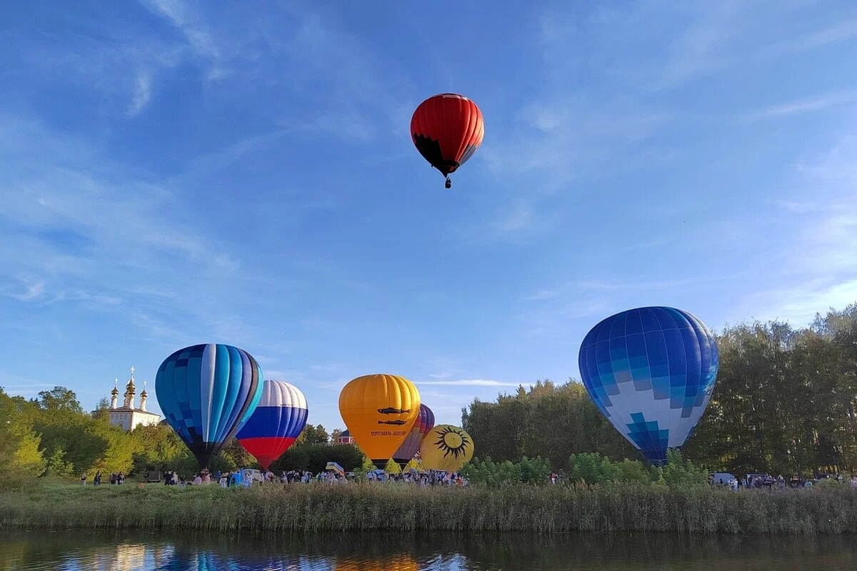 После подъёма шары двигаются по нему в сторону Суздаля и пролетают прямо над городом. С высоты птичьего полёта видно все достопримечательности — голубые купола кремля, пики Ризоположенского монастыря, Покровский и Рязанский монастыри, блестящие змейки рек и разноцветные полотна полей. Фото: Ольга Барышева / Яндекс Карты