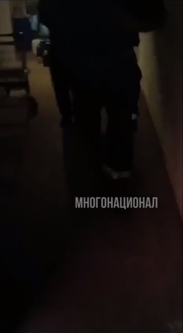 Слесарь и его друг с пирожками в руках