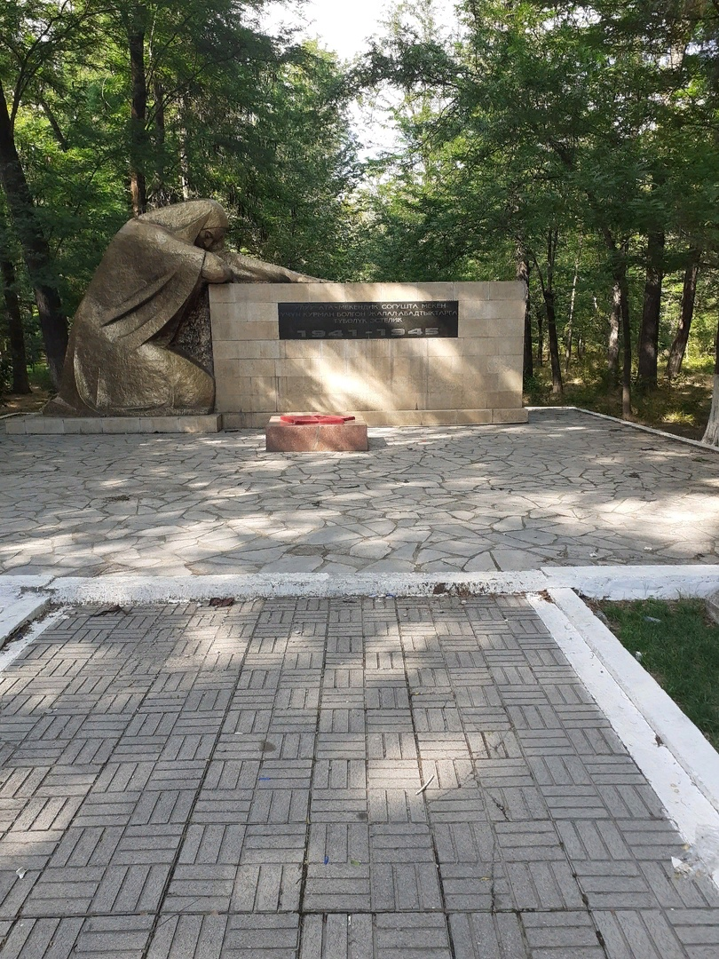 Вечный огонь и скульптура «скорбящая мать» прямо очень взяли за сердце