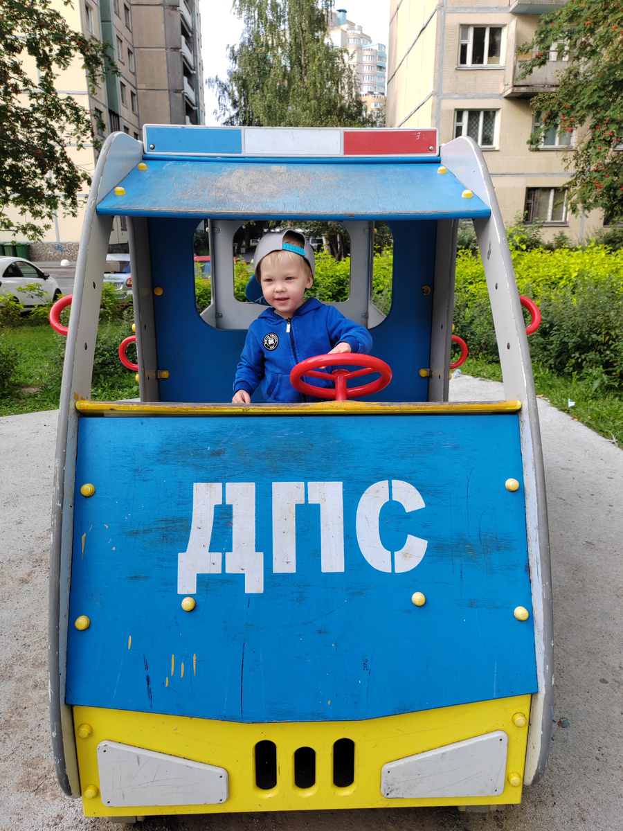 Петя на площадке у садика
