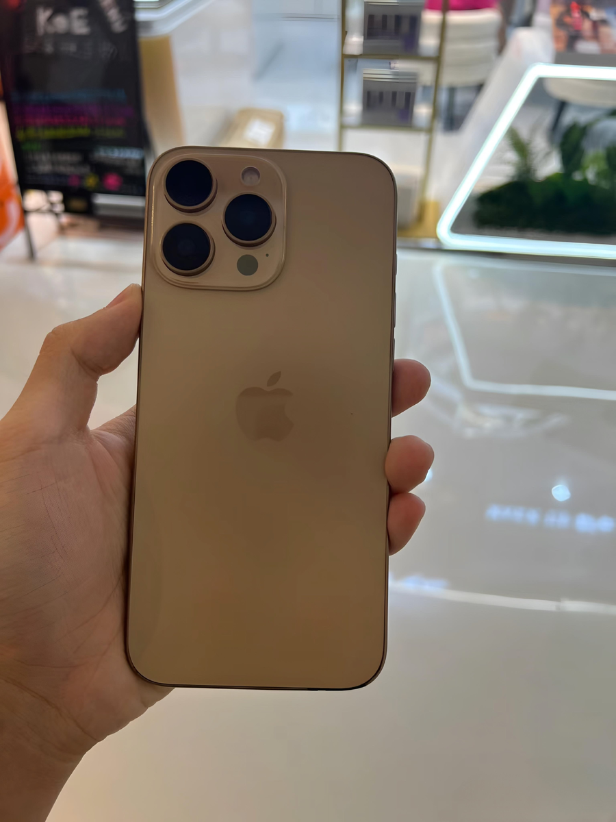 Iphone 16 pro desert titanium фото