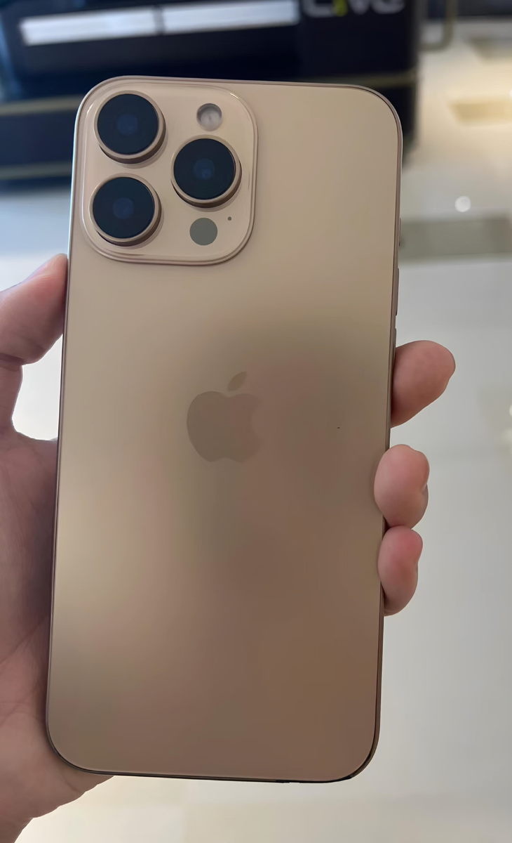 Iphone 16 pro desert titanium фото