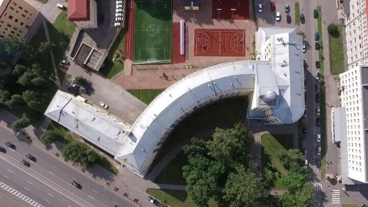Лицей №384 или школа имени 10-летия Октября. Фото: dzen.ru/peterburg2, https://vk.cc/cA8kML