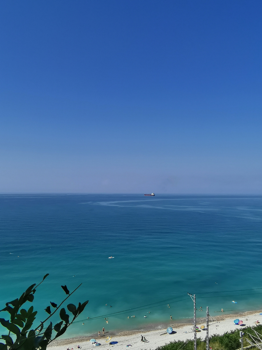 Вот тут видно как высоко мы находимся. Фото сделано с полпути к морю. 